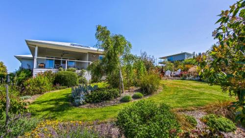 Lake Bunga Casa | Waves and Blossoms