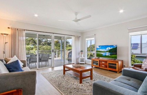 Lake Bunga Casa | Waves and Blossoms