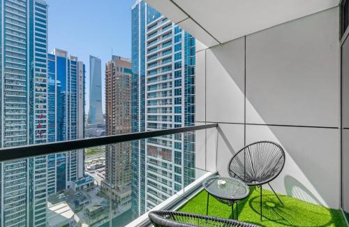 Dubai Production City Apartamento | Waves- Cozy 1BR Lakefront Stay in JLT