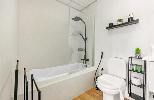Dubai Production City Apartamento | Waves- Cozy 1BR Lakefront Stay in JLT