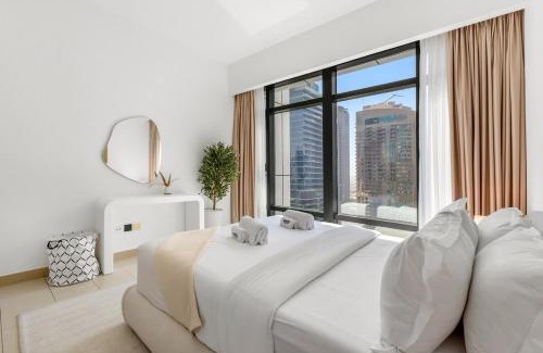 Dubai Production City Apartamento | Waves- Cozy 1BR Lakefront Stay in JLT