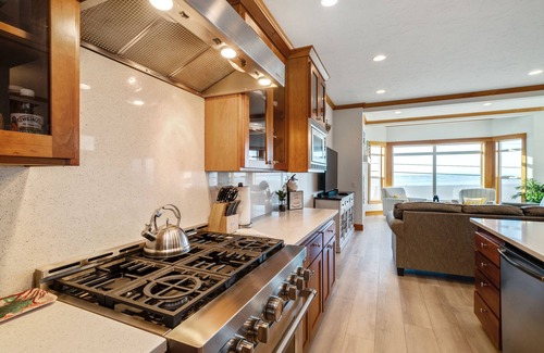 Seaside Casa | Waves:}Hot-Tub~Ocean/Mt/Golf/Surf Views~Bikes~LgStocked Kitchen~DogOK~CornHole~