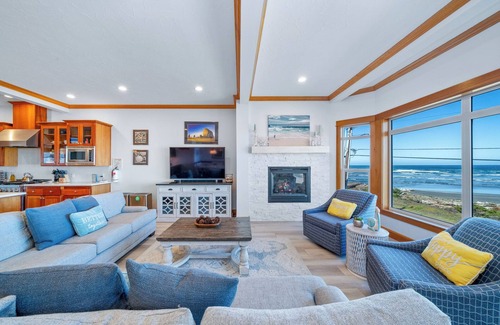 Seaside Casa | Waves:}Hot-Tub~Ocean/Mt/Golf/Surf Views~Bikes~LgStocked Kitchen~DogOK~CornHole~