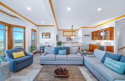 Seaside Casa | Waves:}Hot-Tub~Ocean/Mt/Golf/Surf Views~Bikes~LgStocked Kitchen~DogOK~CornHole~