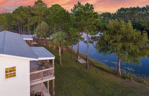 Dune Allen Beach Casa | Waves&Wakes Lakeside townhouse close to the beaches of 30A downstairs
