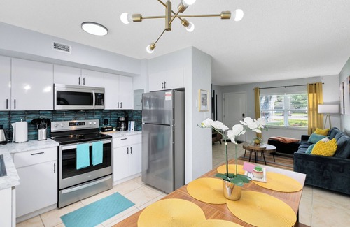 Indian Harbour Beach Apartamento | Waves & Wonders~ Walk to the beach, Pool, BBQ, Gym