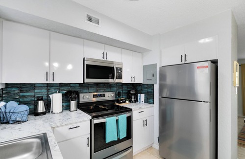 Indian Harbour Beach Apartamento | Waves & Wonders~ Walk to the beach, Pool, BBQ, Gym