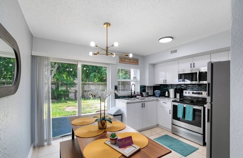 Indian Harbour Beach Apartamento | Waves & Wonders~ Walk to the beach, Pool, BBQ, Gym