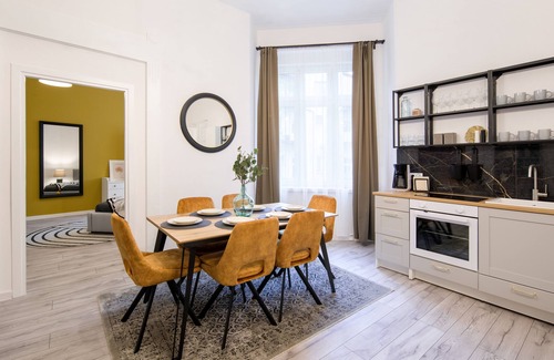 City Centre Apartamento | WAWELOVE Piłsudskiego II -spacious 3 bedroom apt. with balcony and free parking!