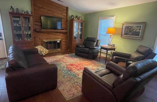 High Point Casa | Wayne's Place-Hot tub, pet friendly. Close to HPU
