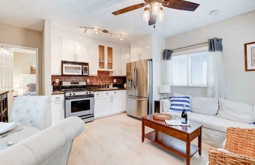 Ocean Beach Cabaña | Waypoint Cottage, one block from the beach!