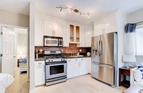 Ocean Beach Cabaña | Waypoint Cottage, one block from the beach!