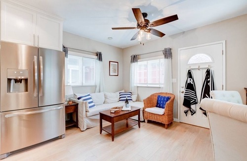 Ocean Beach Cabaña | Waypoint Cottage, one block from the beach!
