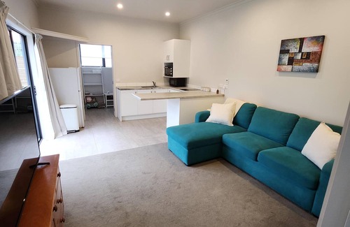 Onerahi Cabina | We are 10 minutes from the CBD. 3 minutes walk from the airport.