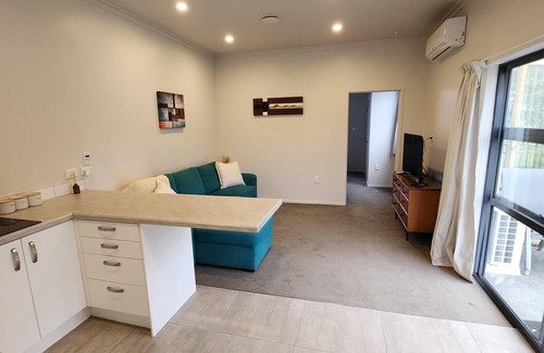 Onerahi Cabina | We are 10 minutes from the CBD. 3 minutes walk from the airport.