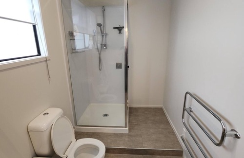 Onerahi Cabina | We are 10 minutes from the CBD. 3 minutes walk from the airport.