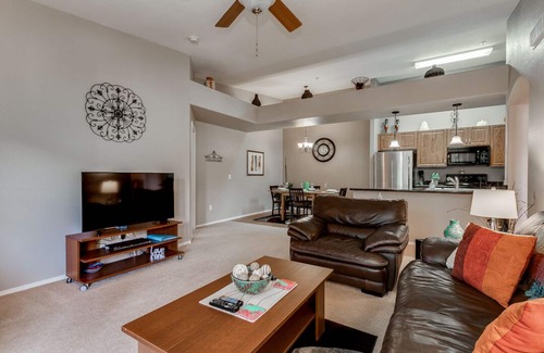 East Mesa Condominio | DESCUENTO MILITAR! Condominio de lujo en Coyote Landing w / piscina climatizada y gimnasio!