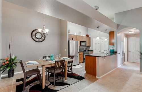East Mesa Condominio | DESCUENTO MILITAR! Condominio de lujo en Coyote Landing w / piscina climatizada y gimnasio!