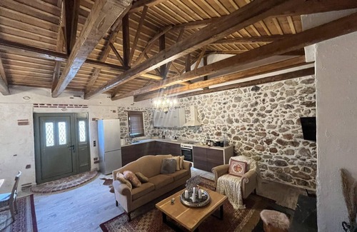 Aliartos Chalet De Esquí | We Created a Completely Functional Quest House Based on Stone and Wood,