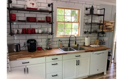 Walhalla Casa | We have power and Wi-Fi! Walk to Downtown! Huge Yard! Record Player!
