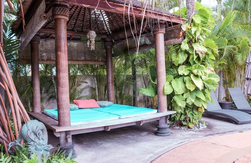 Portlock Villa | Villa de lujo hawaiana en vecindario de gama alta con exuberante jardín, piscina, wifi y barbacoa