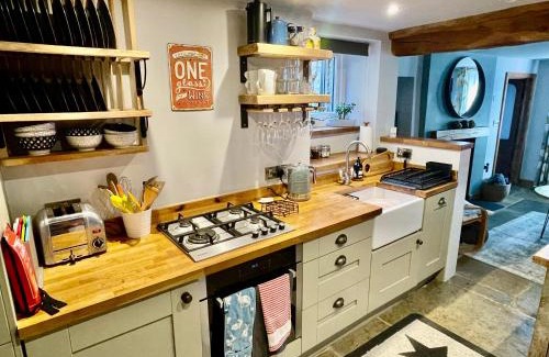 Tideswell Casa | Weavers Cottage, Tideswell, sleeps 6, dog friendly