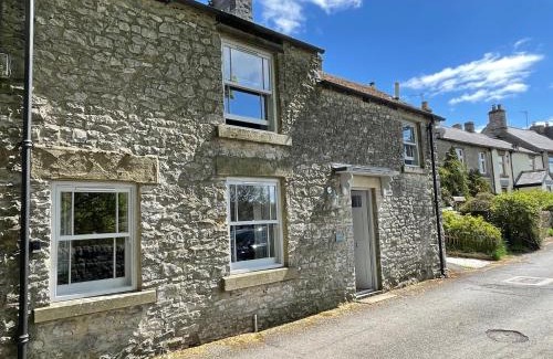 Tideswell Casa | Weavers Cottage, Tideswell, sleeps 6, dog friendly