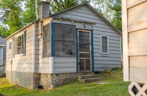 Hackensack Cabina | Webb Lake, Hackensack, Northern MN - 2 Bedroom, Sleeps 4 - Cabin #4 Blue Water