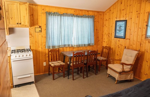 Hackensack Cabina | Webb Lake, Hackensack, Northern MN - 2 Bedroom, Sleeps 4 - Cabin #5 Blue Water