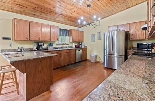 Spring Valley Cabina | Webbel Alliance Basecamp - Galactic Lake Views, Hot Tub, WiFi, Family Adventures