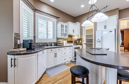 West Edmonton Apartamento | Luxury Escape, A/C, Ping-Pong, 👨‍👩‍👧‍👦 Friendly, BBQ, Heated Garage
