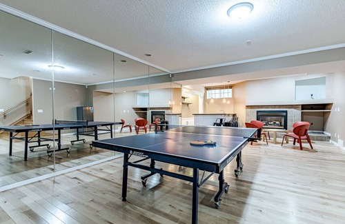 West Edmonton Apartamento | Luxury Escape, A/C, Ping-Pong, 👨‍👩‍👧‍👦 Friendly, BBQ, Heated Garage