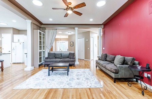 West Edmonton Apartamento | Luxury Escape, A/C, Ping-Pong, 👨‍👩‍👧‍👦 Friendly, BBQ, Heated Garage