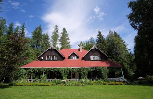 Crawford Bay Hotel | Wedgwood Manor and Glamping Retreat