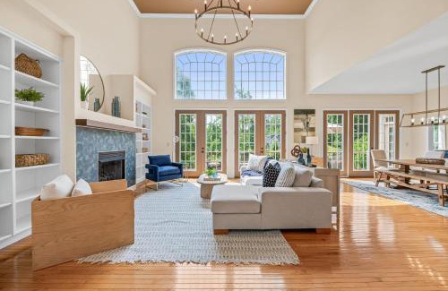 Weaverville Casa | Weekend friends and fam! Media room, Hot Tub, Firepit, Sleeps 18 minutes to Asheville
