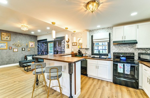 Cornelius Cabaña | Fish & Golf: Home w/ Yard in Downtown Cornelius