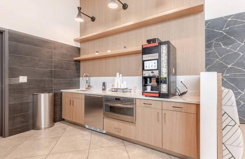 Flagler Village Apartamento | Weekend Luxury 2BR w/ Rooftop Pool, Jacuzzi, Game Lounge, Gym + Coffee Bar