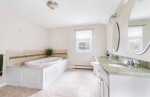 Sandwich Casa | WEEKEND RENTALS IN JULY AVAILABLE Stunning 5Bd House w/ Heated Salt Water Pool with Hot Tub & Outdoor Kitchen Area