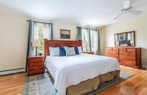 Sandwich Casa | WEEKEND RENTALS IN JULY AVAILABLE Stunning 5Bd House w/ Heated Salt Water Pool with Hot Tub & Outdoor Kitchen Area