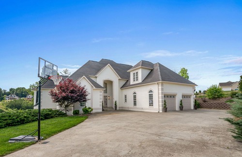 Weaverville Casa | Weekend with friends & family! Movie room~Swim Spa~Hot Tub~Firepit~Sleeps