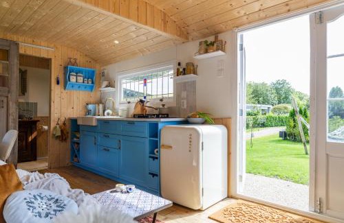 Epe Casa | Wegdromen op de Veluwe in romantische rode pipowagen