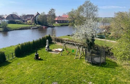 Emden Apartamento | Weißes Apartmenthaus am Kanal