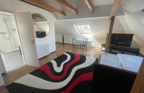 Emden Apartamento | Weißes Apartmenthaus am Kanal