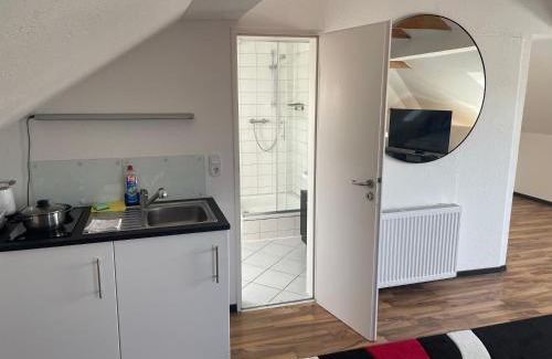 Emden Apartamento | Weißes Apartmenthaus am Kanal