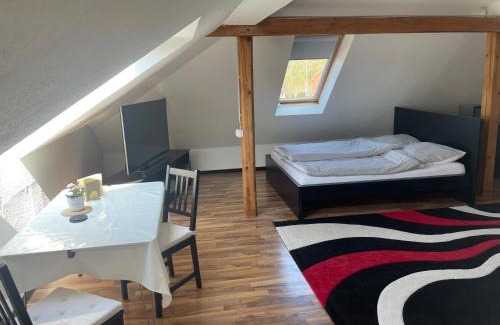 Emden Apartamento | Weißes Apartmenthaus am Kanal