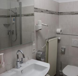 Zeltingen-Rachtig Casa | Weinstube Pension Moselblümchen