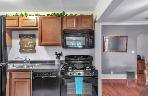 Lansing Casa | Welcome Home (+ your pup) MSU 2 mi