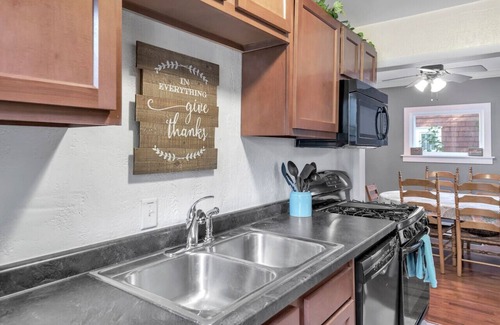 Lansing Casa | Welcome Home (+ your pup) MSU 2 mi