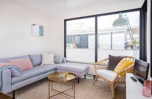 Offingawier Casa | Welcome in - Houseboat Agua Dolce met tuin, Paviljoenwei 4, Sneek - Offingawier