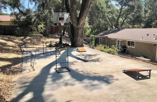Atascadero Casa | Welcome Inn: Family Friendly Oasis among the Oaks in Wine Country